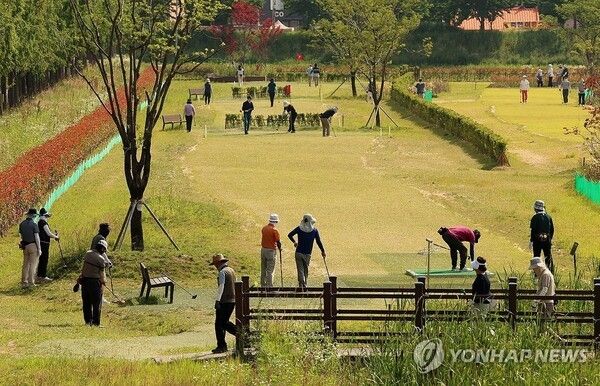지난달 29일 개장한 경포파크골프장은 총 부지면적 4만3천300㎡ 규모에 18홀 코스로 조성됐다. 2026.6.17. 사진=연합뉴스
