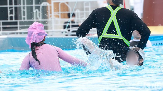 어린이들이 23일 오후 서울 종로구 광화문광장에 위치한 ‘2026 서울썸머비치’ 수영장에서 물놀이를 즐기고 있다. 사진=김규빈 기자