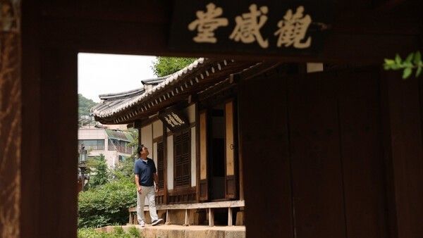 A Walk Around the Neighborhood. Photo courtesy of KBS1