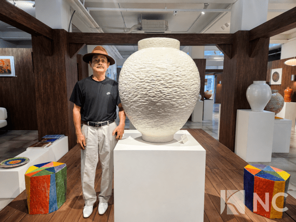Lee Jong-neung poses beside the monumental white Toheun moon jar he spent three years creating at his special exhibition at Mona Yongpyong in Pyeongchang, Gangwon Province. Photo courtesy of News Culture
