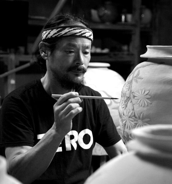Ceramic artist Lee Jong-neung works on one of his pieces. Photo courtesy of Lee Jong-neung
