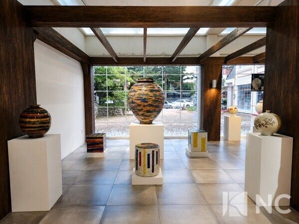 Large jars and geometric sculptures fill the naturally lit exhibition space at Mona Yongpyong in Pyeongchang. Photo courtesy of News Culture