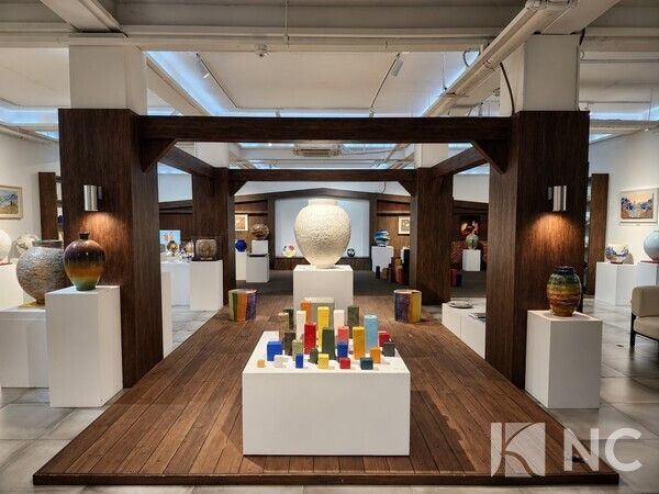 A monumental white Toheun moon jar stands among colorful geometric sculptures at Lee Jong-neung’s exhibition in Pyeongchang. Photo courtesy of News Culture