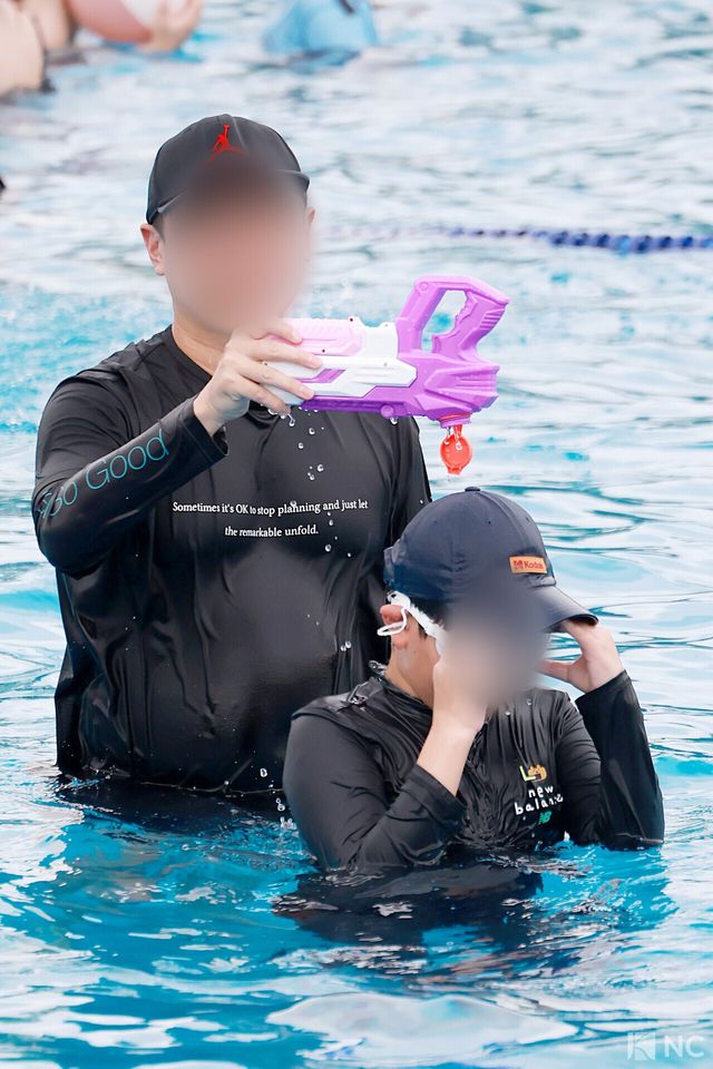 최고 기온이 33도까지 치솟은 28일 서울 영등포구 여의도 한강수영장에서 시민들이 물놀이를 즐기고 있다. 사진=김규빈 기자