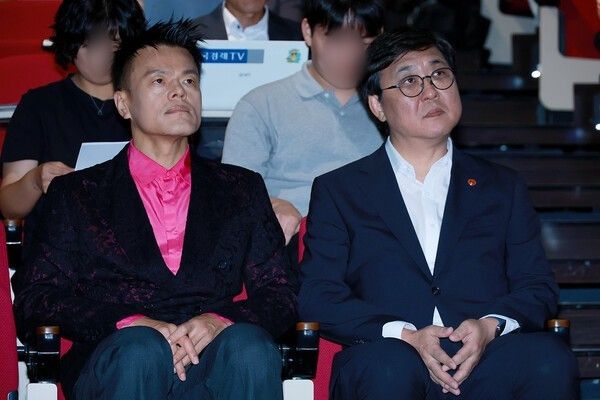 Park Jin-young and Culture Minister Choi Hwi-young. Photo courtesy of Kim Gyu-bin.
