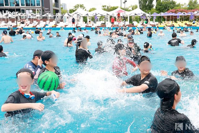 최고 기온이 33도까지 치솟은 28일 서울 영등포구 여의도 한강수영장에서 시민들이 물놀이를 즐기고 있다. 사진=김규빈 기자