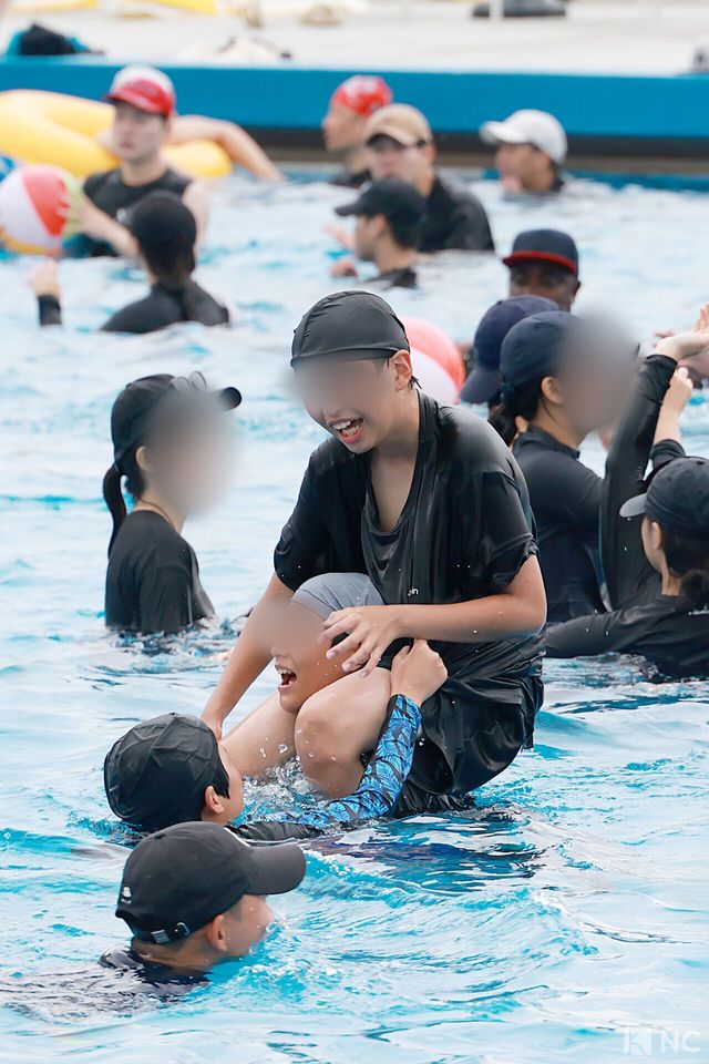 최고 기온이 33도까지 치솟은 28일 서울 영등포구 여의도 한강수영장에서 시민들이 물놀이를 즐기고 있다. 사진=김규빈 기자