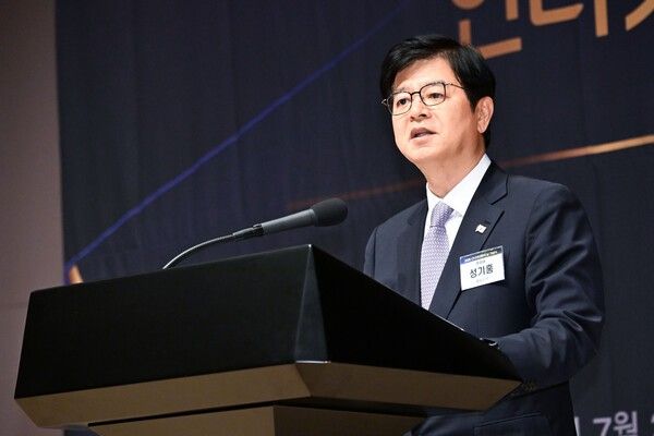 성기홍 홍보수석이 이재명 대통령의 축사를 전하고 있다. 사진=한국인터넷신문협회