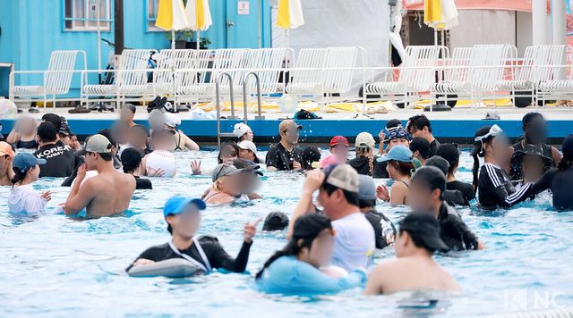 최고 기온이 33도까지 치솟은 28일 서울 영등포구 여의도 한강수영장에서 시민들이 물놀이를 즐기고 있다. 사진=김규빈 기자
