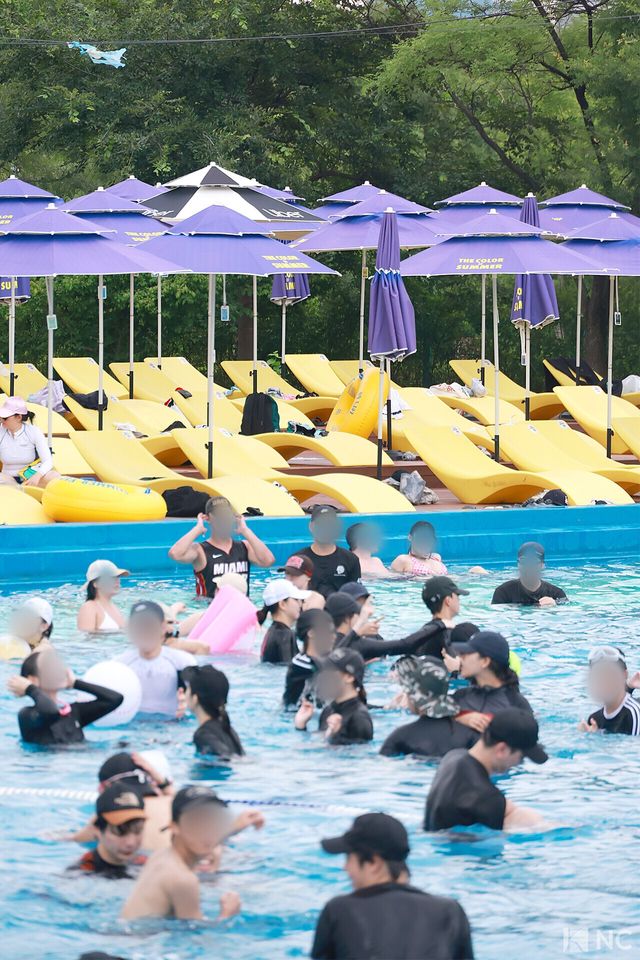 최고 기온이 33도까지 치솟은 28일 서울 영등포구 여의도 한강수영장에서 시민들이 물놀이를 즐기고 있다. 사진=김규빈 기자