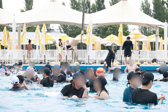 최고 기온이 33도까지 치솟은 28일 서울 영등포구 여의도 한강수영장에서 시민들이 물놀이를 즐기고 있다. 사진=김규빈 기자