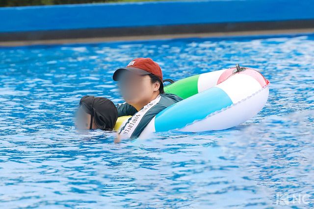 최고 기온이 33도까지 치솟은 28일 서울 영등포구 여의도 한강수영장에서 시민들이 물놀이를 즐기고 있다. 사진=김규빈 기자