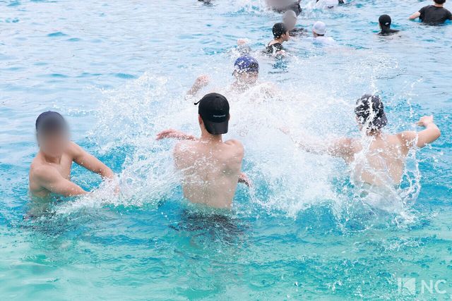 최고 기온이 33도까지 치솟은 28일 서울 영등포구 여의도 한강수영장에서 시민들이 물놀이를 즐기고 있다. 사진=김규빈 기자