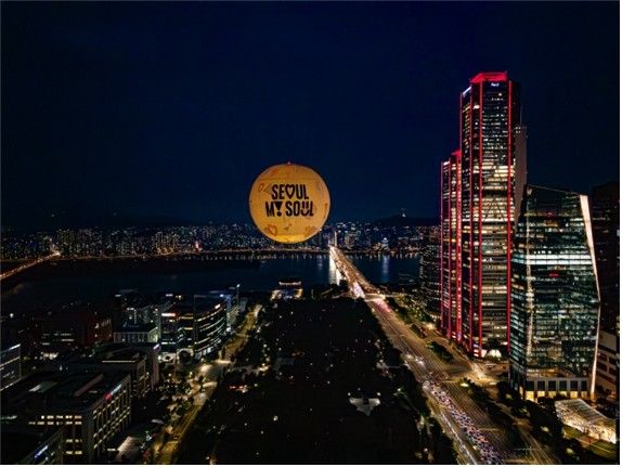 하늘에 떠 있는 ‘서울달’. 사진=서울시