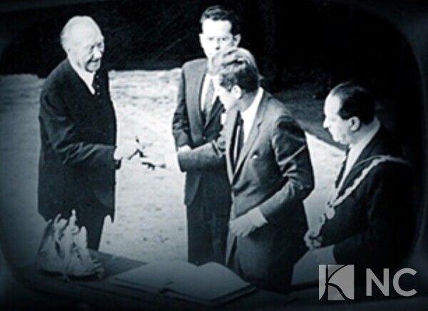 1963년 6월, 독일(옛 서독) 쾰른을 방문한 미국 대통령 케네디가 방명록 작성후 독일 총리 콘라드 아데나워에게 자신의 팬(몽블랑 마이스터스튁 149)을 건내고 있다/ 사진= 몽블랑 공식웹페이지 갈무리.