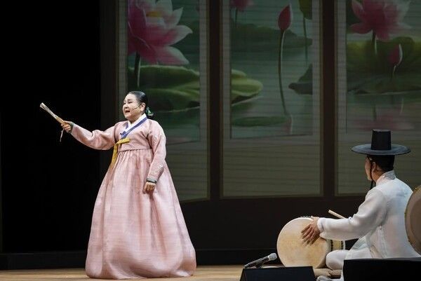 A scene from the National Changgeuk Company’s “Sori Jeongdam,” featuring Kim Young-ja and Kim Il-gu. Photo courtesy of the National Theater of Korea