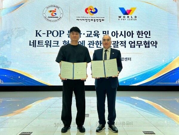 8日、ソウル・南山のワールドK-POPセンターで戦略的業務協約を締結したパク・ソンジン代表、アジア韓商総連合会のキム・ギヨン会長、イ・ヒョンジュ事業開発委員長。写真=ワールドK-POPセンター