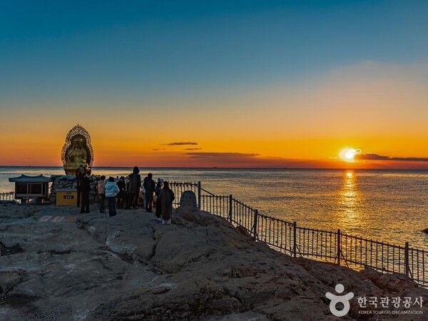 해동용궁사의 해돋이 명소, 제룡단 방생 터. 사진=한국관광공사
