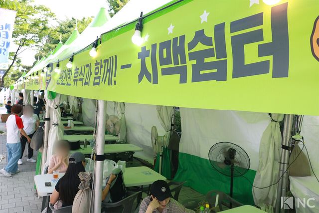 부천시청 잔디광장에서 진행되는 부천시 치맥축제. 사진=김규빈 기자