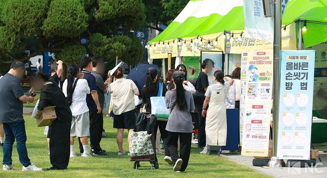 부천시청 잔디광장에서 진행되는 부천시 지역상생마켓. 사진=김규빈 기자