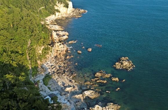 Jeoryeong Coastal Walkway. Photo courtesy of Busan Metropolitan Government