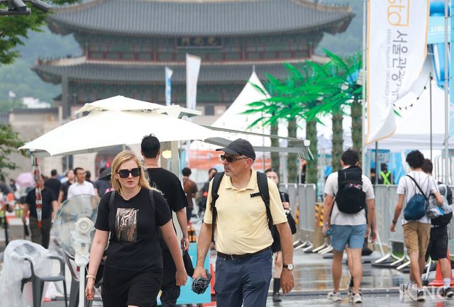 광화문 광장을 거니는 외국인 관광객들. 사진=김규빈 기자