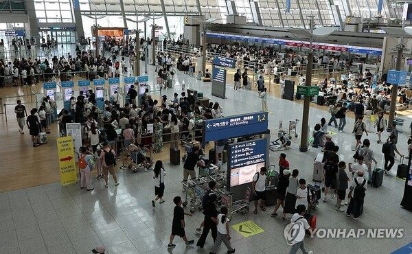 2일 인천국제공항 제1터미널 출국장이 휴가철을 맞아 이용객들로 북적이고 있다. 인천국제공항공사는 이날 도착·출발을 합친 총여객이 23만4천273명으로 예측했다. 2026.8.2. 사진=연합뉴스