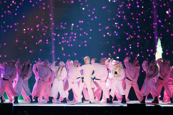 G-Dragon and BIGBANG perform onstage. Photo courtesy of 2024 MAMA