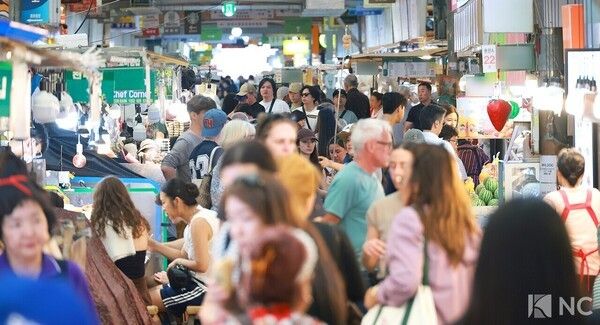 Foreign visitors crowd Gwangjang Market in Seoul. Photo by Kim Gyu-bin