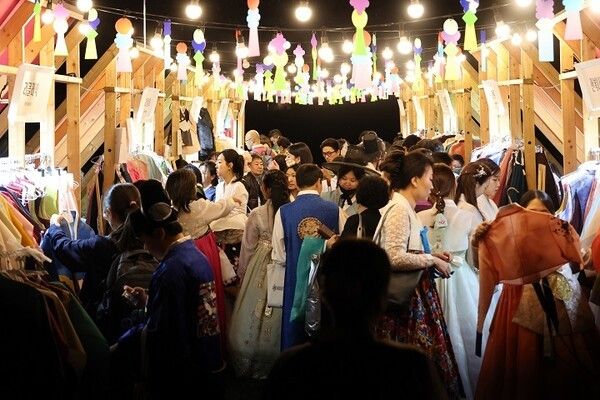 2025 가을 궁중문화축전의 프로그램 '한복연향'을 찾은 관람객들이 행사를 즐기고 있다. 사진=연합뉴스