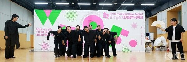 Kim Jun-su, Nam Sang-il and the National Changgeuk Company’s 2026 Young Artistic Fellows preview “Changgeuk Concert-Heungbo, Opening the Gourd.” Photo by Kim Gyu-bin