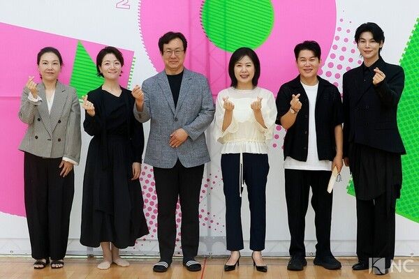 From left: Hyesung Company head Kim Hye-seong, Pansori Factory Badaksori director Jeong Ji-hye, municipal changgeuk company artistic director Kim Yong-ho, festival committee head Yu Eun-seon, and pansori singers Nam Sang-il and Kim Jun-su. Photo by Kim Gyu-bin