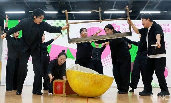 Kim Jun-su, Nam Sang-il and the National Changgeuk Company’s 2026 Young Artistic Fellows preview “Changgeuk Concert-Heungbo, Opening the Gourd.” Photo by Kim Gyu-bin