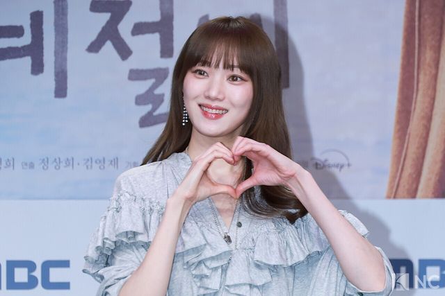 배우 이성경이 19일 오후 서울 마포구 MBC 상암 신사옥에서 진행된 MBC 새 금토드라마 ‘찬란한 너의 계절에’(극본 조성희/연출 정상희) 제작발표회에서 포즈를 취하고 있다. 사진=김규빈 기자