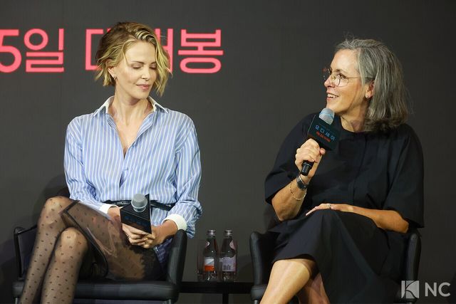 배우 샤를리즈 테론, 엠마 토마스 프로듀서. 사진=김규빈 기자