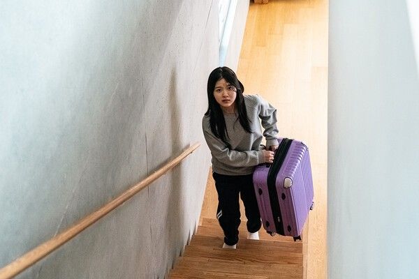 영화 '캐리어를 끄는 소녀'. 사진=싸이더스