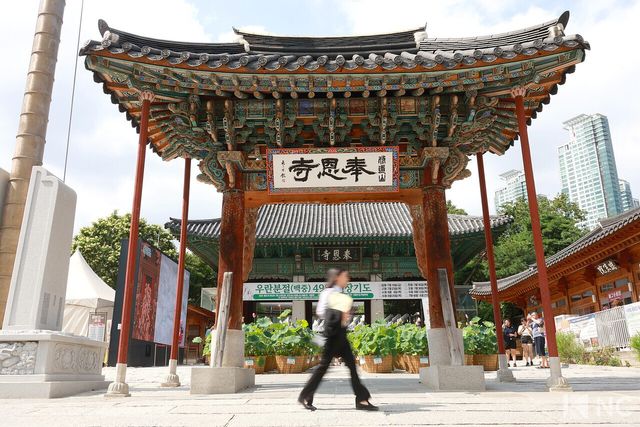 서울 강남구 봉은사에 위치한 일주문. 사진=김규빈 기자
