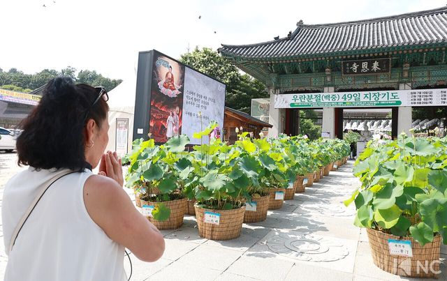 한 외국인 관광객이 서울 강남구 봉은사에 위치한 일주문 앞에서 합장을 하고 있다. 사진=김규빈 기자