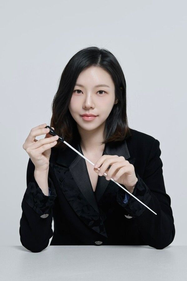 Conductor Jin Sol. Photo courtesy of Seoul Arts Center
