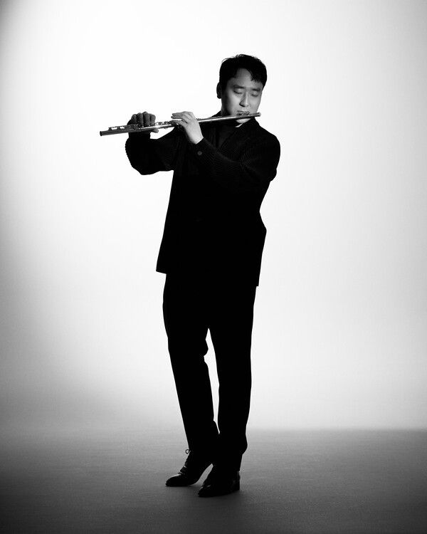 Flutist Sung-hyun Cho. Photo courtesy of Seoul Arts Center
