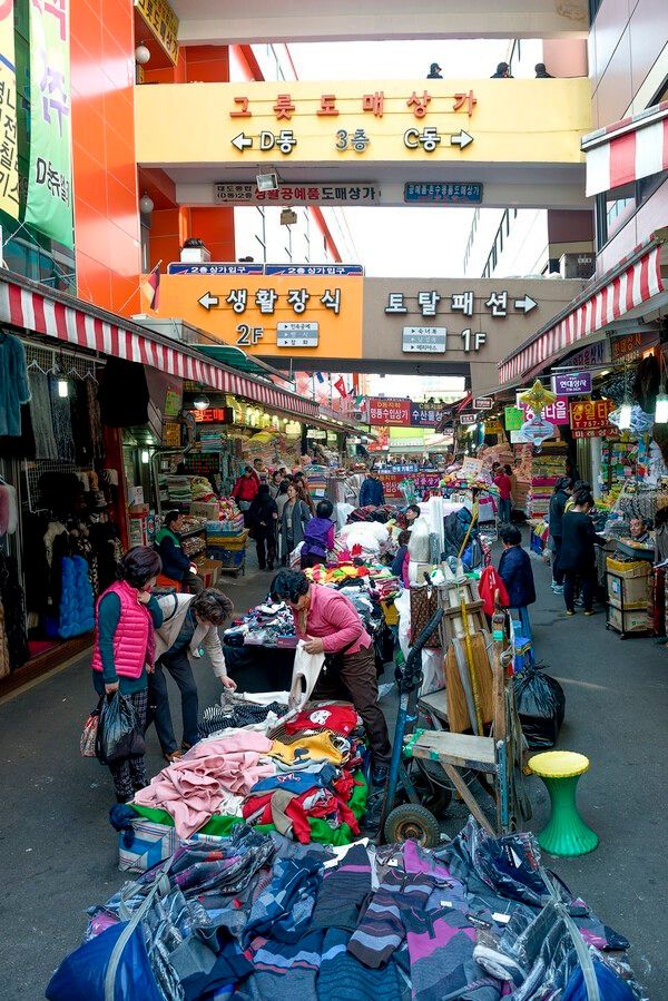 Namdaemun Market during the modern era. Photo courtesy of the National Museum of Korean Contemporary History