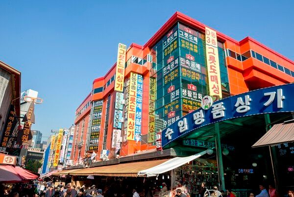 Namdaemun Market remains one of central Seoul’s busiest food and shopping districts. Photo courtesy of the National Museum of Korean Contemporary History