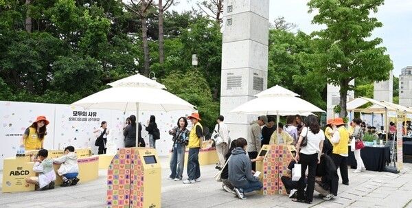 서울 용산구 국립중앙박물관 거울못 광장에서 '2026 문화다양성 주간행사’가 열리고 있다. 사진=한국문화예술교육진흥원