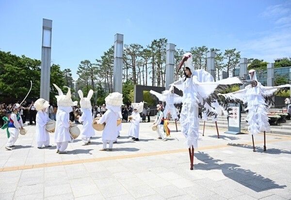 서울 용산구 국립중앙박물관 거울못 광장에서 '2026 문화다양성 주간행사’가 열리고 있다. 사진=한국문화예술교육진흥원