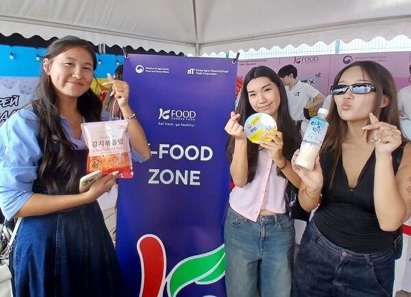 카자흐스탄 아스타나 ‘K-FEST’ K-푸드 홍보관을 찾은 현지 소비자들이 김치볶음밥과 쌀음료 등 한국산 쌀가공식품을 들어 보이고 있다. 사진=한국농수산식품유통공사