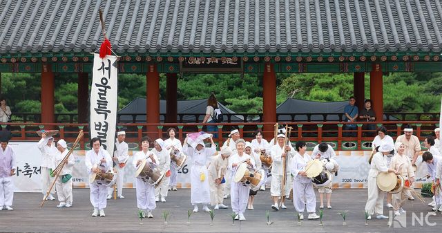 마들농요보존회가 12일 오후 서울 중구 남산골한옥마을 천우각마당에서 마들농요 공연을 펼치고 있다. 사진=김규빈 기자