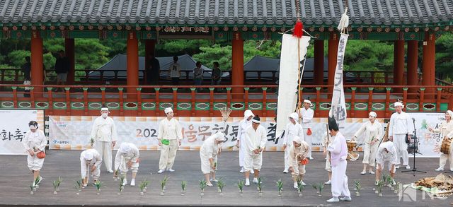 마들농요보존회가 12일 오후 서울 중구 남산골한옥마을 천우각마당에서 마들농요 공연을 펼치고 있다. 사진=김규빈 기자
