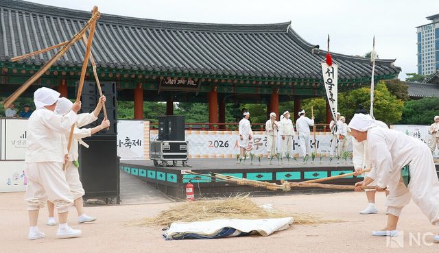 마들농요보존회가 12일 오후 서울 중구 남산골한옥마을 천우각마당에서 마들농요 공연을 펼치고 있다. 사진=김규빈 기자