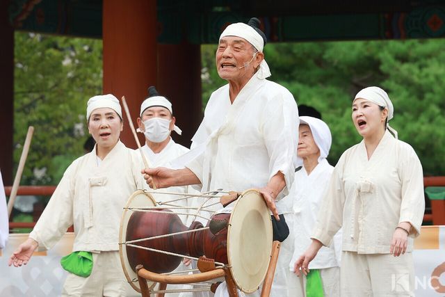 마들농요보존회가 12일 오후 서울 중구 남산골한옥마을 천우각마당에서 마들농요 공연을 펼치고 있다. 사진=김규빈 기자