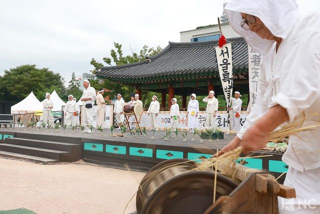 마들농요보존회가 12일 오후 서울 중구 남산골한옥마을 천우각마당에서 마들농요 공연을 펼치고 있다. 사진=김규빈 기자